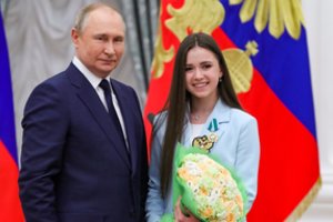 Maskvoje ledo šou pasirodė už dopingo vartojimą diskvalifikuota Kamila Valijeva