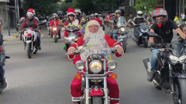 Kalėdų Seneliai rogutes iškeitė į motociklus: tokio šventinio šou Argentinos vaikai dar ilgai nepamirš