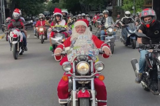 Kalėdų Seneliai rogutes iškeitė į motociklus: tokio šventinio šou Argentinos vaikai dar ilgai nepamirš