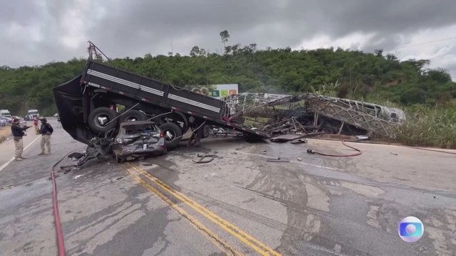 Baisi tragedija sukrėtė Braziliją: autobusui atsitrenkus į sunkvežimį – žuvo dešimtys žmonių 