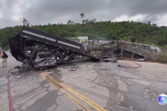 Baisi tragedija sukrėtė Braziliją: autobusui atsitrenkus į sunkvežimį – žuvo dešimtys žmonių 