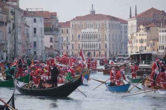 Venecijoje – tikras šventinis šurmulys: dešimtys Kalėdų Senelių plaukiojo kanalais