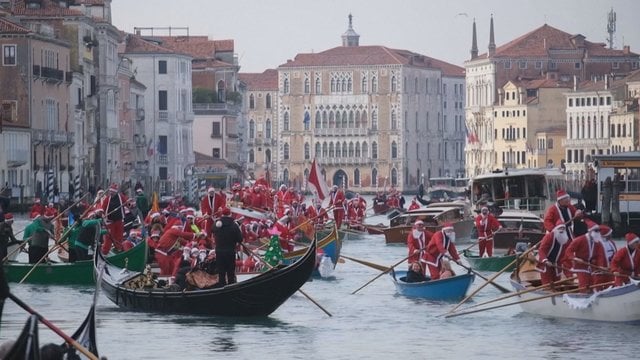 Venecijoje – tikras šventinis šurmulys: dešimtys Kalėdų Senelių plaukiojo kanalais