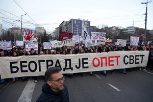 Serbijos sostinėje vyksta tūkstantiniai protestai dėl mirtinos avarijos geležinkelio stotyje