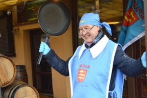 Palanga paskelbė stintų valgymo sezono pradžią – agurkais kvepiančios žuvelės jau čirška keptuvėse