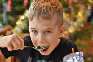 Vaikai prie švenčių stalo: gydytoja perspėjo dėl vieno populiaraus Kūčių patiekalo – mažiesiems jo neduokite