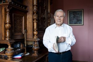 90-metį paminėjęs gyva legenda gydytojas R. Kazakevičius turi patarimą jaunimui: dozuokite darbo valandas ir informaciją