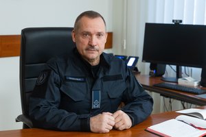 VST vadas V. Grabauskas žada keisti pareigūnų požiūrį į pažeidėjus: negali spardyti surakinto antrankiais žmogaus