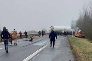 Greitkelyje netoli Kauno – didžiulė avarija: „Jozitos“ vilkikas su 20 tonų dujų rėžėsi į kelininkų mašinas, vienas jų sunkiai sužeistas