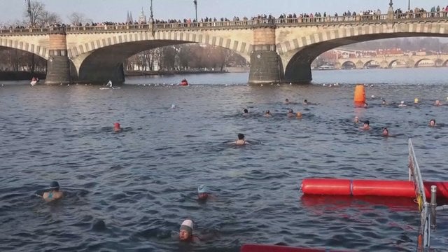 Prahoje tęsiama žiemos plaukimo tradicija: jėgas išbandė daugiau nei 360 drąsuolių