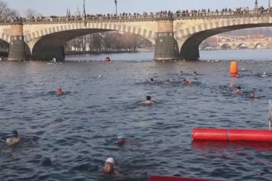 Prahoje tęsiama žiemos plaukimo tradicija: jėgas išbandė daugiau nei 360 drąsuolių