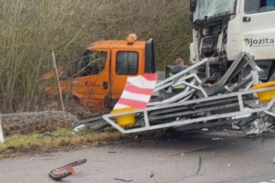 Vaizdai iš avarijos Kauno rajone: dujas vežęs sunkvežimis įsirėžė į kelininkų automobilius