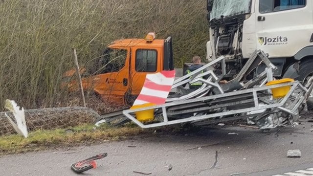 Vaizdai iš avarijos Kauno rajone: dujas vežęs sunkvežimis įsirėžė į kelininkų automobilius