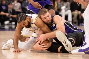 Trenerio atleidimas nepadėjo: D. Sabonis išsibaudavo, o „Kings“ krito šeštą kartą iš eilės