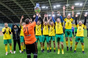 Tradiciniu tampančiame „Korporacijų taurės“ futbolo turnyre triumfavo žurnalistų komanda