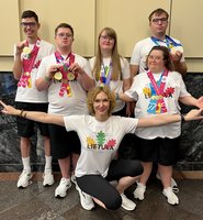 Atpildas už sunkų darbą – vaikų apkabinimai