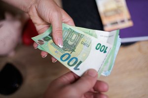 Nuo 2025-ųjų didėja dalies darbuotojų atlyginimai: bus ir tokių, kuriems išaugs net 124 eurais