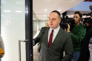 „Čekių skandale“ įklimpusio konservatoriaus A. Vyšniausko byloje – netikėtas momentas: garsinant kaltinamąjį aktą, posėdis buvo skubiai nutrauktas