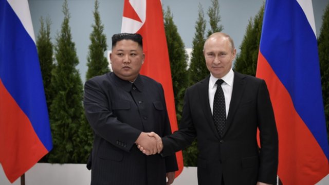 Kim Jong Uno sveikinimas „artimiausiam draugui“ V. Putinui: linki, kad 2025-ieji būtų pergalės metai