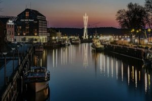 Dovana Klaipėdai – įspūdingas, tarsi iš miesto herbo nužengęs šviečiantis 22 metrų aukščio ženklas