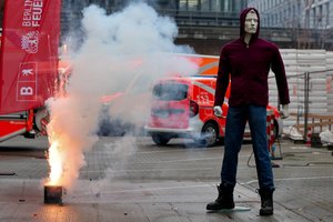 Berlyne fejerverkais apšaudytas greitosios pagalbos savanoris, Vokietijos ugniagesiai rengiasi įtemptai Naujųjų metų nakčiai