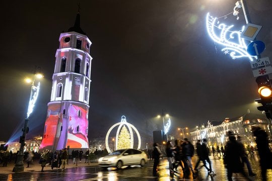  Vilniaus Katedros varpinė vėl švietė istoriniais vaizdais.