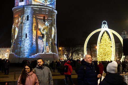  Vilniaus Katedros varpinė vėl švietė istoriniais vaizdais.