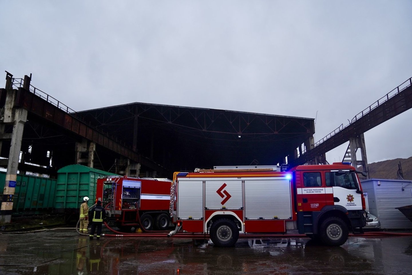 Gaisras Kauno įmonės teritorijoje.<br>G.Bitvinsko nuotr.