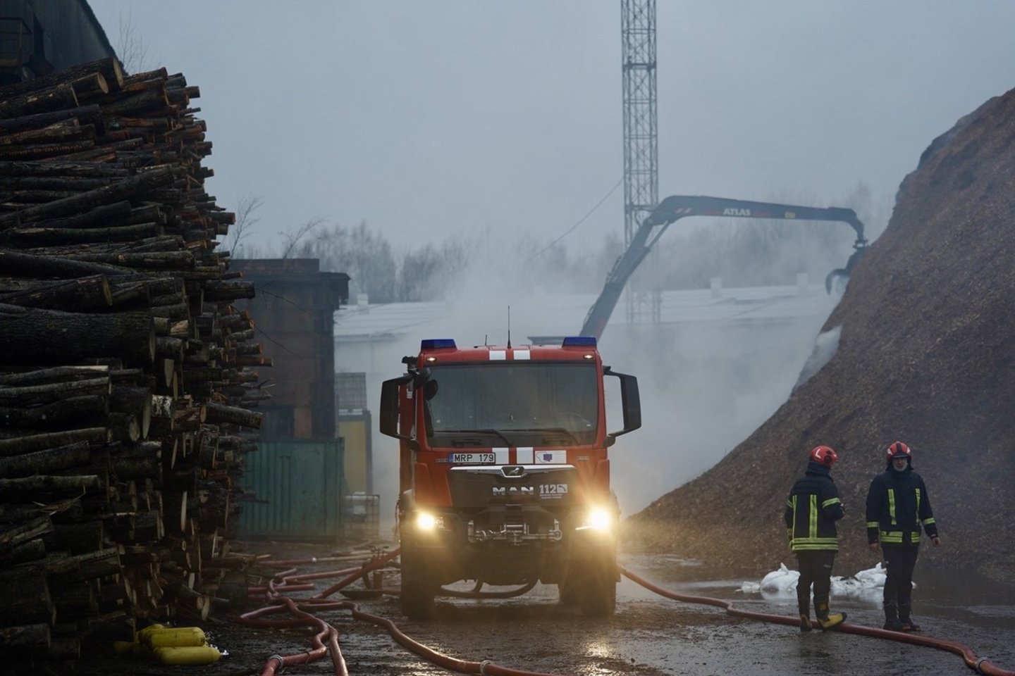 Gaisras Kauno įmonės teritorijoje.<br>G.Bitvinsko nuotr.