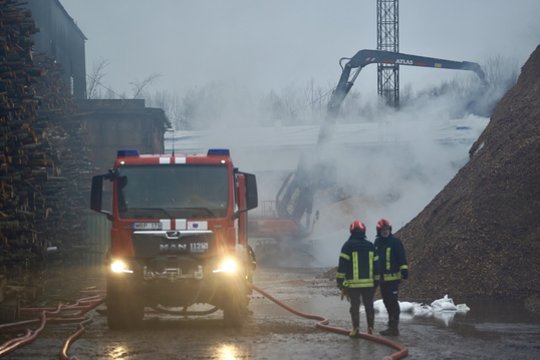 Kauno įmonėje užsidegė pjuvenos