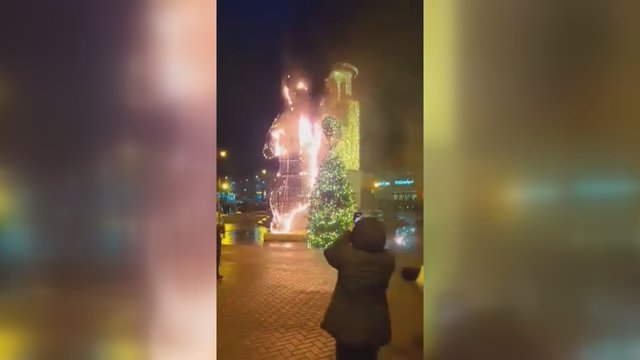 Telšiuose užfiksuota nelaimė prieš pat Naujuosius: degė kalėdinė meška