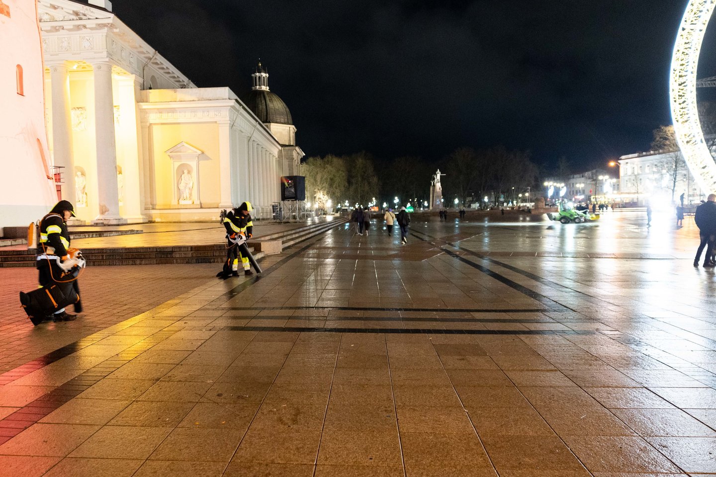 Tvarkoma Vilniaus Katedros aikštė.<br>T.Bauro nuotr.