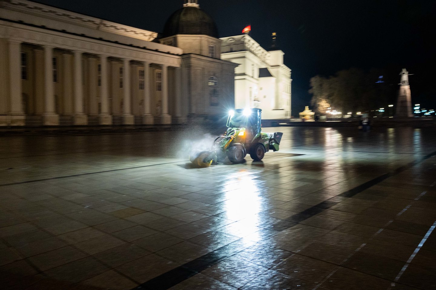 Tvarkoma Vilniaus Katedros aikštė.<br>T.Bauro nuotr.