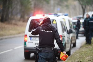 Klaipėdoje – mafijos siautėjimo laikų vaizdai: surengę pasalą ne tik apšaudė, bet ir puolė kirviu