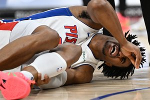 Mirtina tyla, ašaros ir neštuvai: „Pistons“ gynėjas patyrė šiurpią traumą