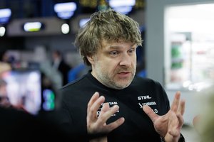 B. Vanagas atgavo prarastą bagažą, lenktynininkas labiausiai džiaugėsi dėl nuskausminamųjų