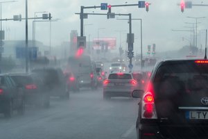 Ką daryti, kad priekinis automobilio stiklas nerasotų: ekspertai įvardijo paprastą būdą