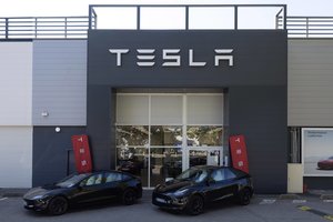 „Tesla“ 2024 m. pristatė mažiau automobilių, nei prognozuota