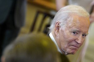 J. Bidenas apdovanojo D. Trumpo kritikę L. Cheney medaliu už tarnystę