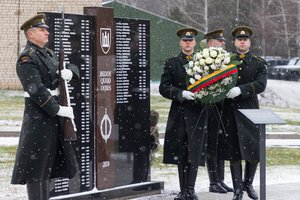 Vilniuje pagerbti Nepriklausomybės kovose žuvę kariai: atidengta atminimo lenta