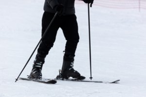 Slidinėjimo sezonas: kas turi atsidurti kiekvieno žiemos sporto entuziasto vaistinėlėje