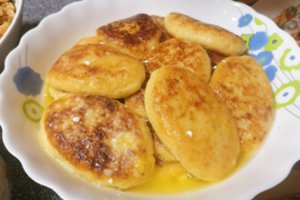 Patyrusios šeimininkės patarė, ką daryti, kad prie rankų neliptų žemaičių blynai ir tešla būtų tobula