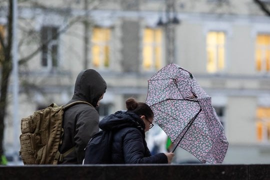 Sinoptikai perspėja apie smarkų vėją: rekomenduojama likti namuose