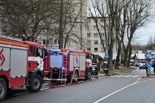 Vaizdai po daugiabučio sprogimo Vilniuje: graudžios mamos ašaros ir sūnaus paieškos