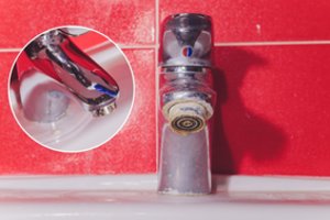 Nekainuos nei euro – kalkių nuosėdas nuo čiaupo ši priemonė išnaikins ilgam 