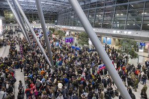 Chaosas Vokietijoje: ypatingos svarbos sistemų klaida sutvarkyta – šalis per oro uostus vėl įsileidžia žmones