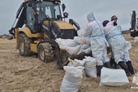 Rusija vis dar tvarko išsiliejusios naftos padarinius: aplink bjaurus kvapas ir nugaišę gyvūnai