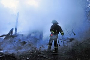 Per plauką iki mirtinos tragedijos: apie pavojų įspėjusį dūmų detektorių įpykusi moteris numušė lazda