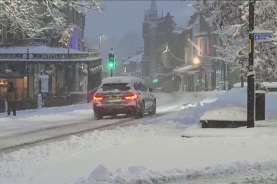 Smarkus snygis sustabdė Anglijos gyvenimą: sutrikdytas oro eismas, nuošalios vietovės gali būti atskirtos