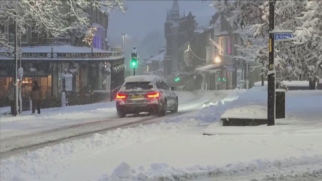 Smarkus snygis sustabdė Anglijos gyvenimą: sutrikdytas oro eismas, nuošalios vietovės gali būti atskirtos